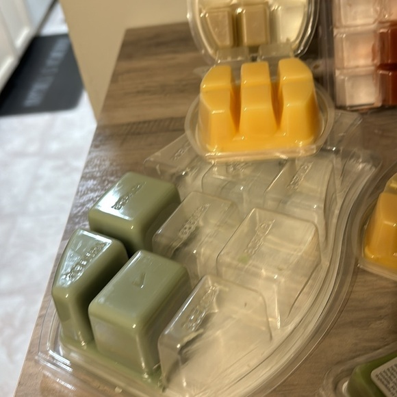 LOT OF 14 PRE OWNED, PARTIAL AND NEW WAX WARMER BARS-SOME ARE SCENTSY - Picture 7 of 16